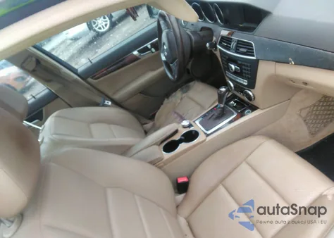 2014 Mercedes-Benz C 250 Luxury/Sport z USA, uszkodzony, nr VIN WDDGF4HB7EA959297